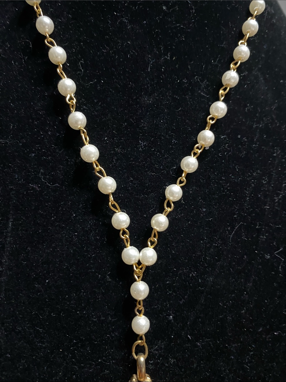 Gold Cameo Pendant Necklace with Faux Pearl Chain - Picture 4 of 7